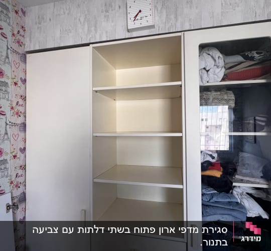 ארון בגדים עם מדפים ודלתות זכוכית
